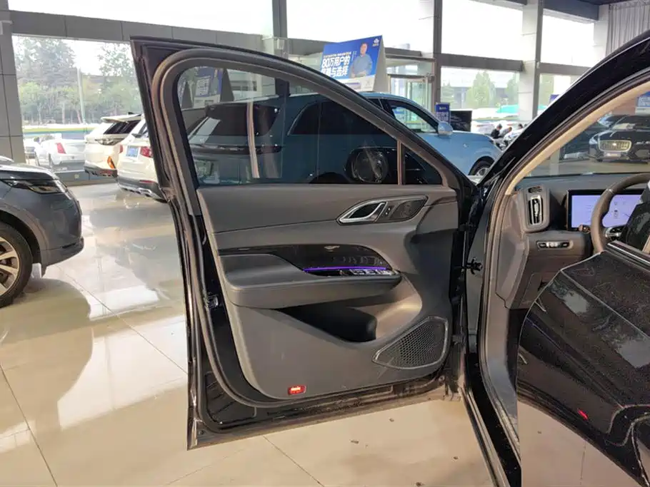 Hongqi HS3 2023 1.5T two-wheel drive good version купить на сайте DeffCars