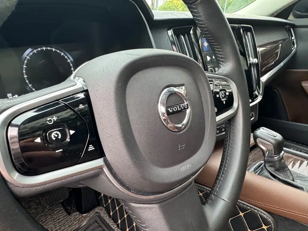Volvo S90 2018 T5 Zhiyuan Edition купить на сайте DeffCars