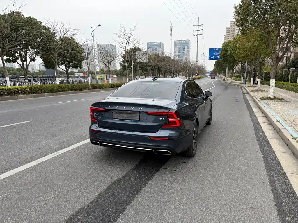 Volvo S60 2021 T4 Zhiyi Luxury Edition купить на сайте DeffCars