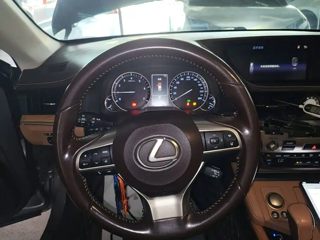 Lexus ES 2015 200 Elite Edition купить на сайте DeffCars