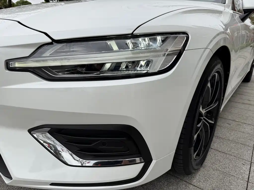 Volvo V60 2020 T4 Zhiyi Luxury Edition купить на сайте DeffCars