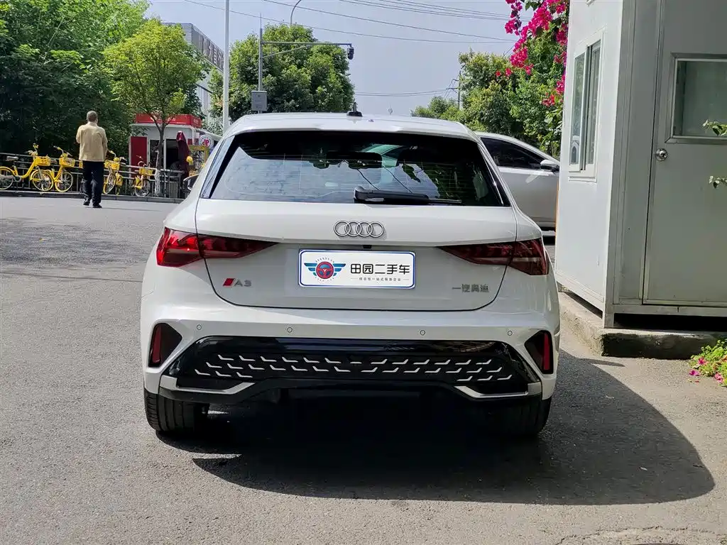 Audi A3 2025 Sportback 35TFSI Flying Spur Exclusive Model купить на сайте DeffCars
