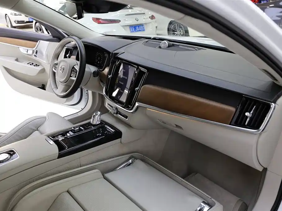 Volvo S90 Plug-in Hybrid 2019 T8 E-Drive Hybrid Honor Edition 3 Seats National VI купить на сайте DeffCars