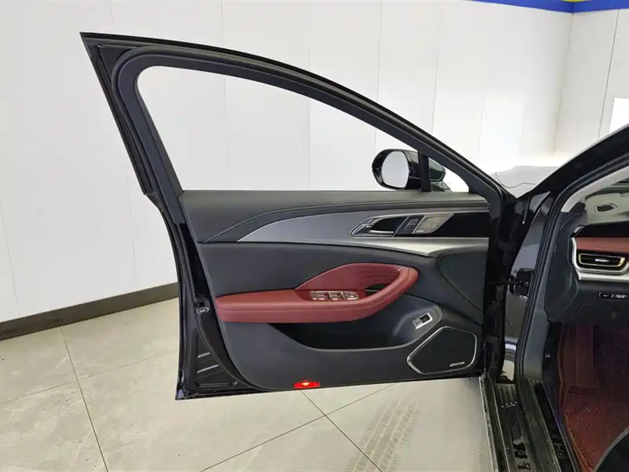 Hongqi H5 2024 1.5T DCT Zhilian Qiyun Edition купить на сайте DeffCars