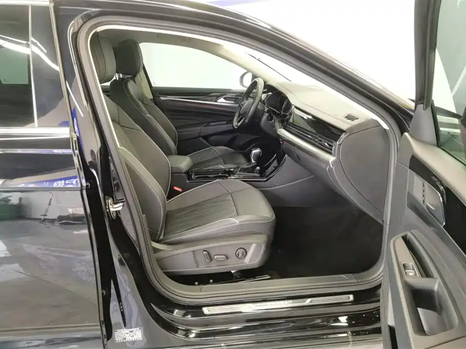 Passat 2022 330TSI Deluxe Edition купить на сайте DeffCars