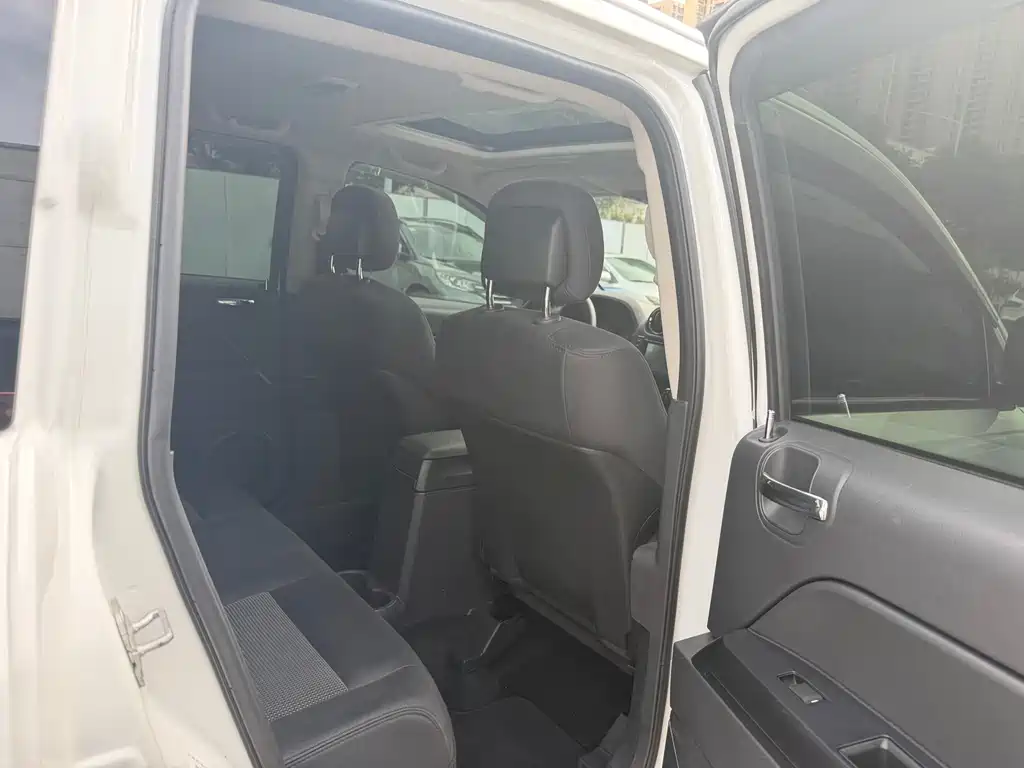 Compass imported 2013 2.0L two-wheel drive luxury version купить на сайте DeffCars