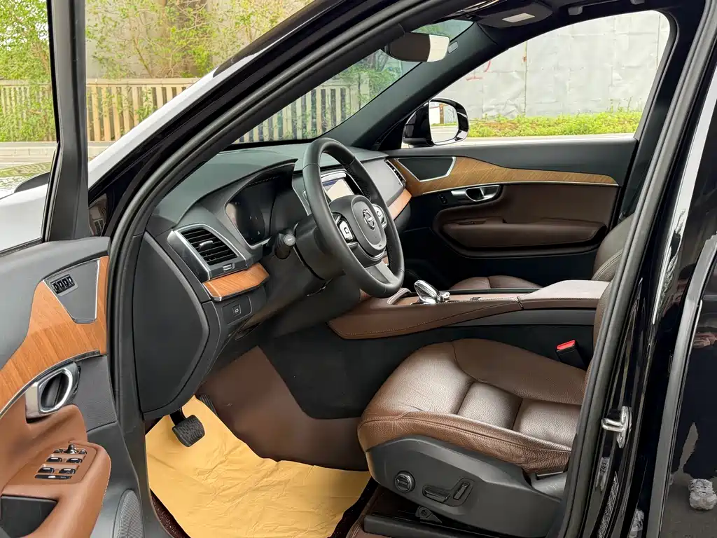 Volvo XC90 2023 B5 Smart Deluxe Edition 5-seater купить на сайте DeffCars