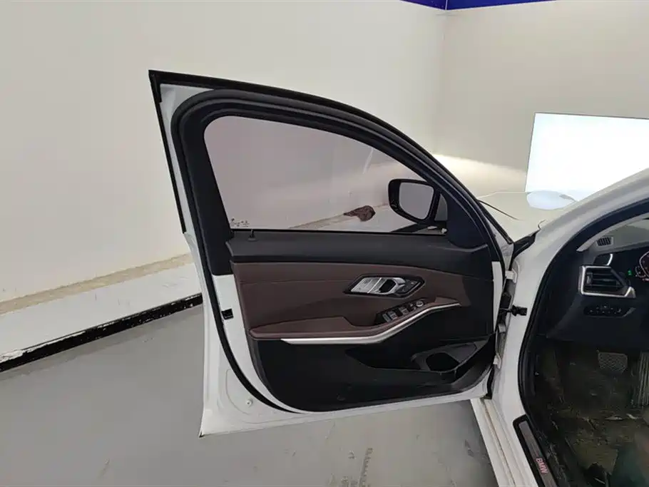 BMW 3 Series 2021 320i Sports Package купить на сайте DeffCars