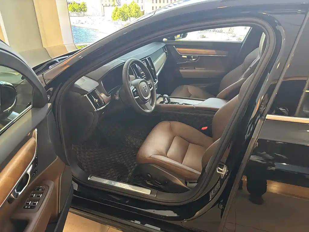 Volvo S90 2025 B5 Zhiyi Luxury Edition купить на сайте DeffCars