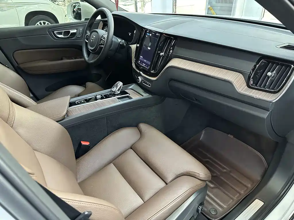 Volvo XC60 2022 B5 four-wheel drive Zhiyuan Deluxe Edition купить на сайте DeffCars