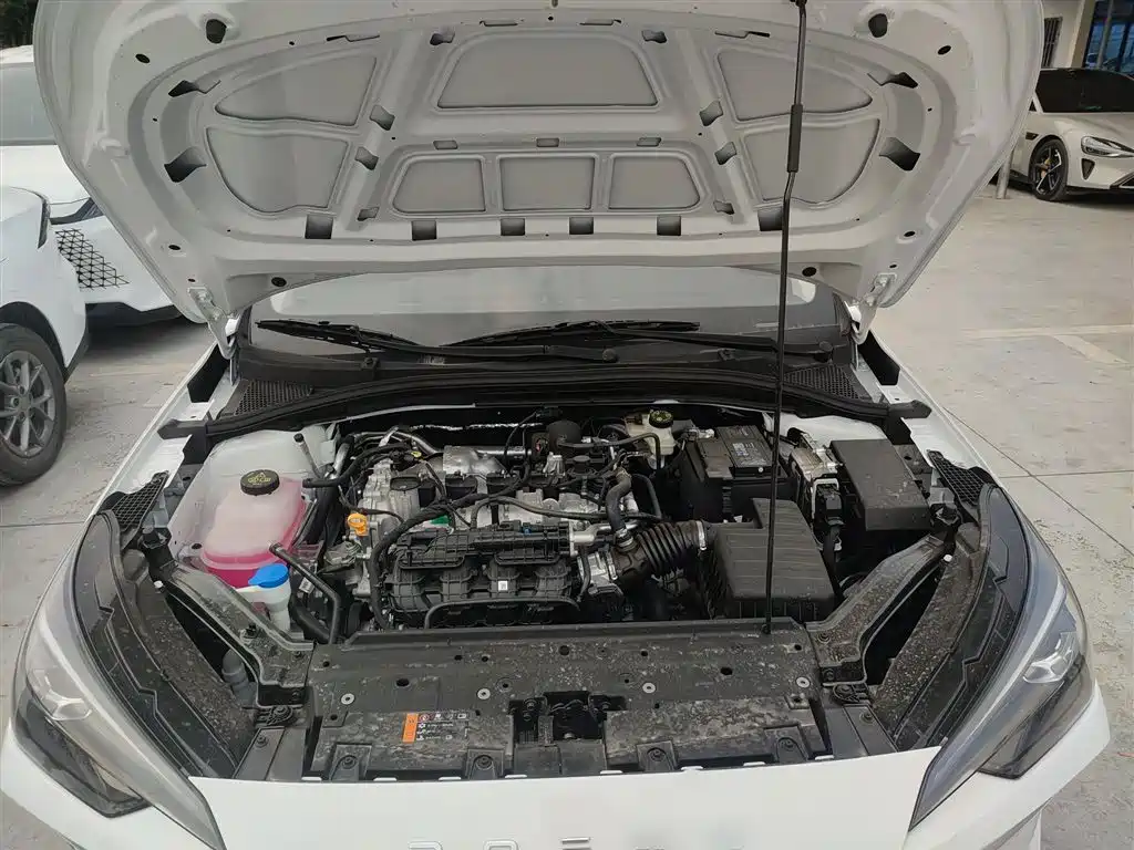 Roewe i5 2026 1.5L CVT Deluxe Edition купить на сайте DeffCars