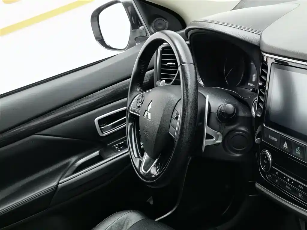Outlander 2018 2.4L four-wheel drive luxury version 7 seats купить на сайте DeffCars