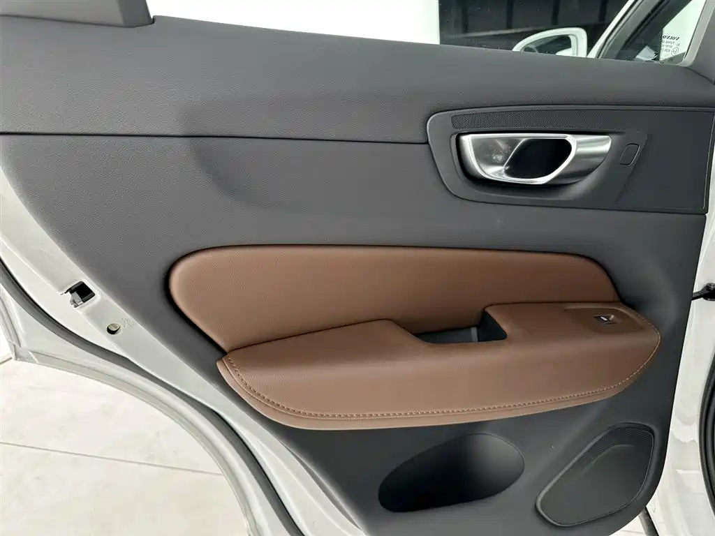 Volvo XC60 2024 B5 four-wheel drive Zhiyi Luxury Edition купить на сайте DeffCars