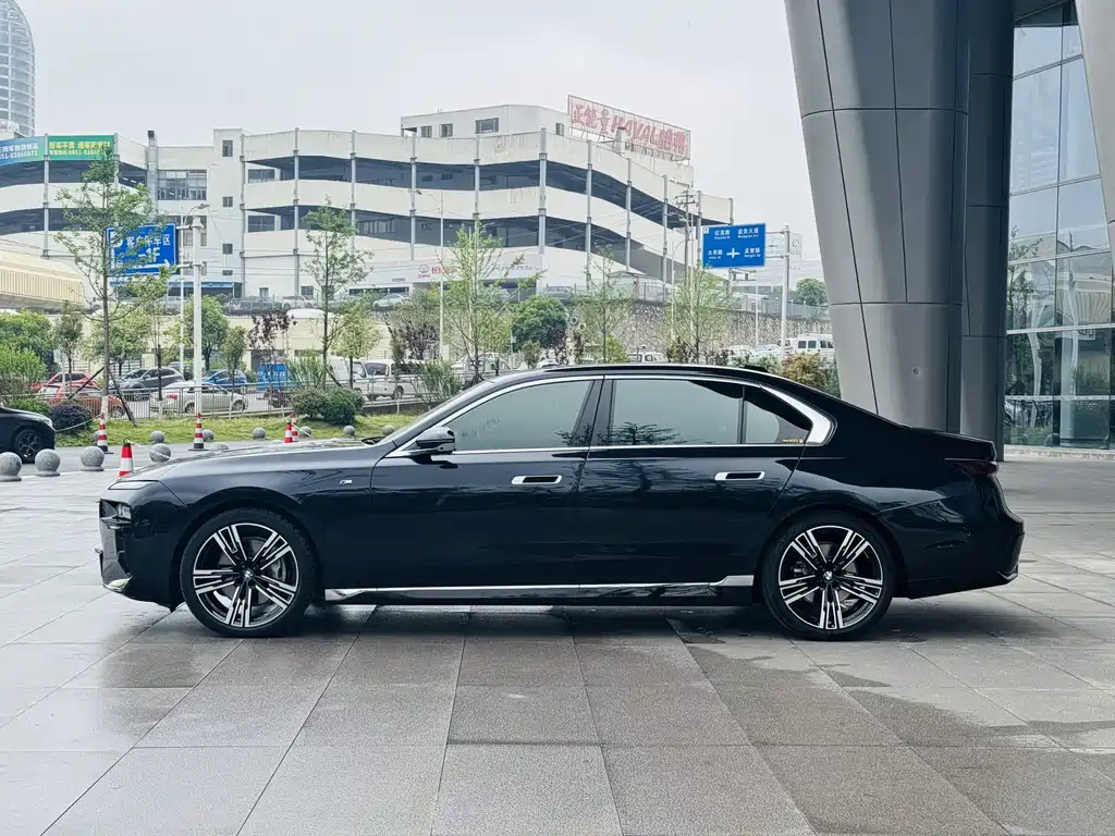 BMW 7 Series 2023 740Li Leading M Sports Package купить на сайте DeffCars
