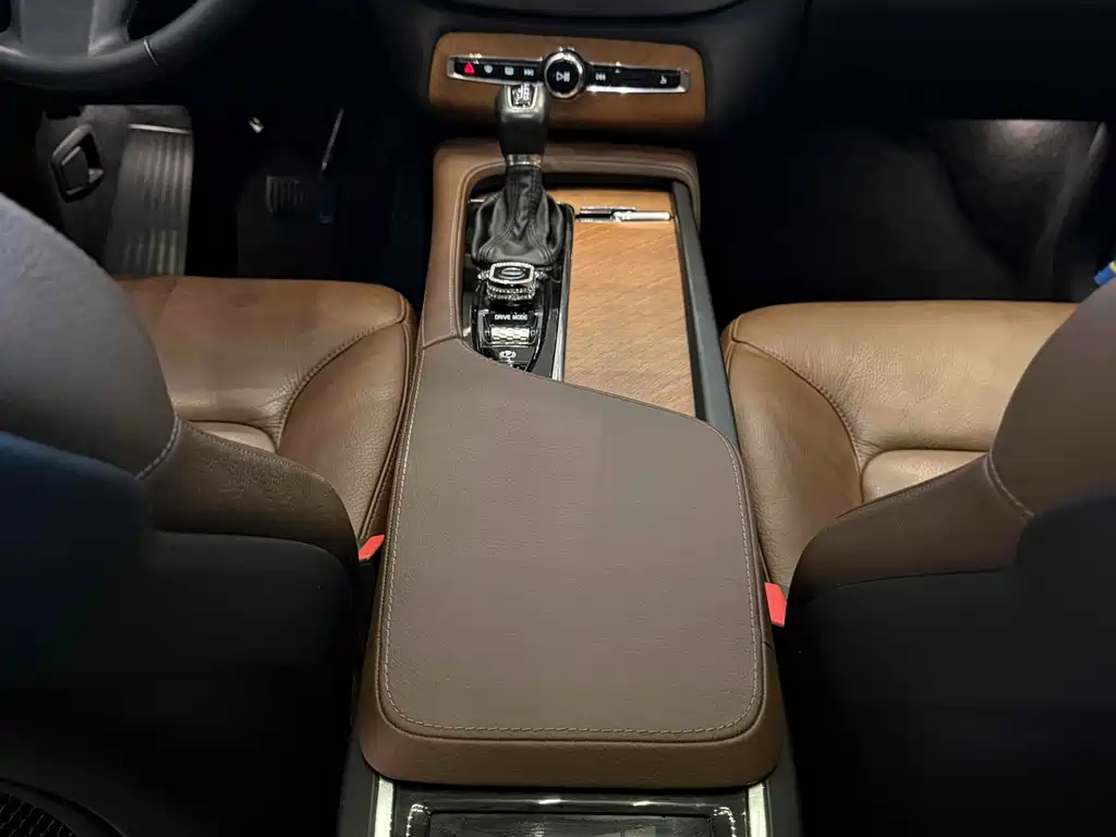 Volvo XC90 2020 facelift T6 Zhiyi Luxury Edition 7 seats купить на сайте DeffCars