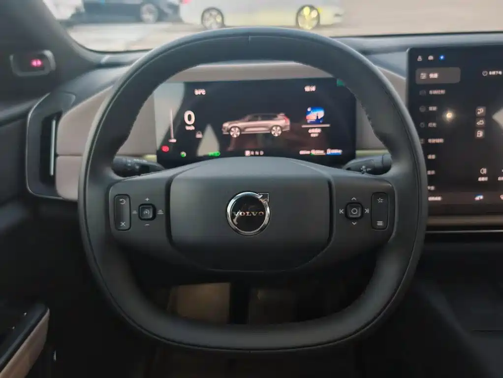 Volvo XC70 plug-in hybrid 2026 model two-wheel drive long range Core купить на сайте DeffCars