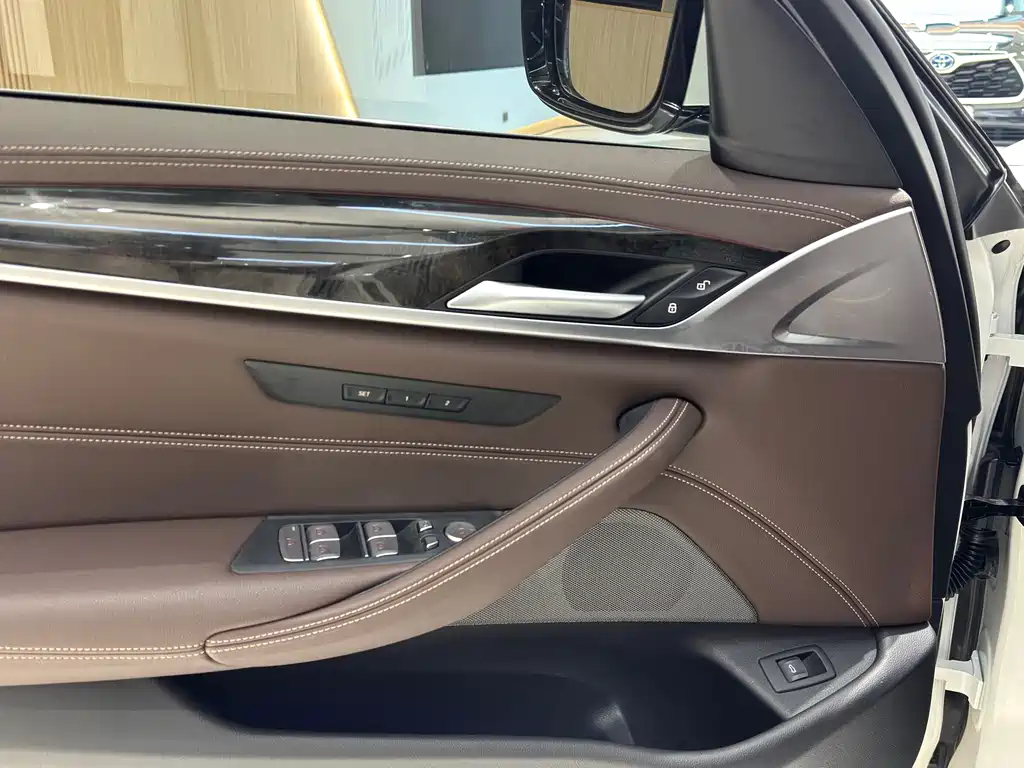 BMW 5 Series 2022 525Li Luxury Package купить на сайте DeffCars
