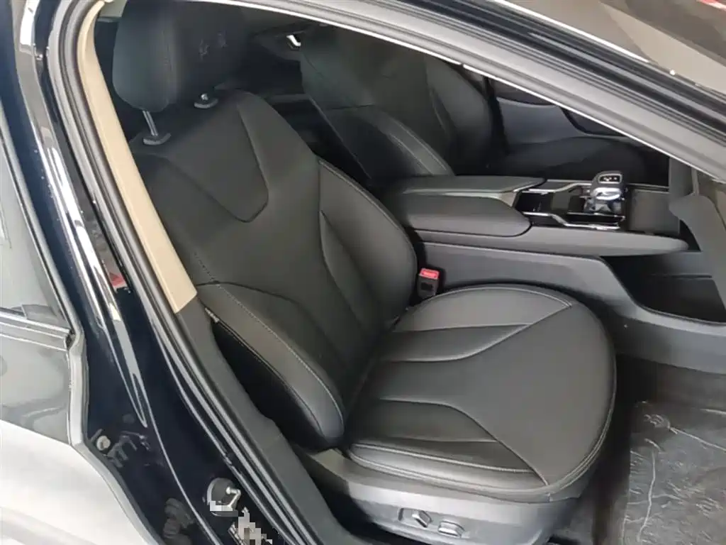 Hongqi E-QM5 2023 basic travel version купить на сайте DeffCars