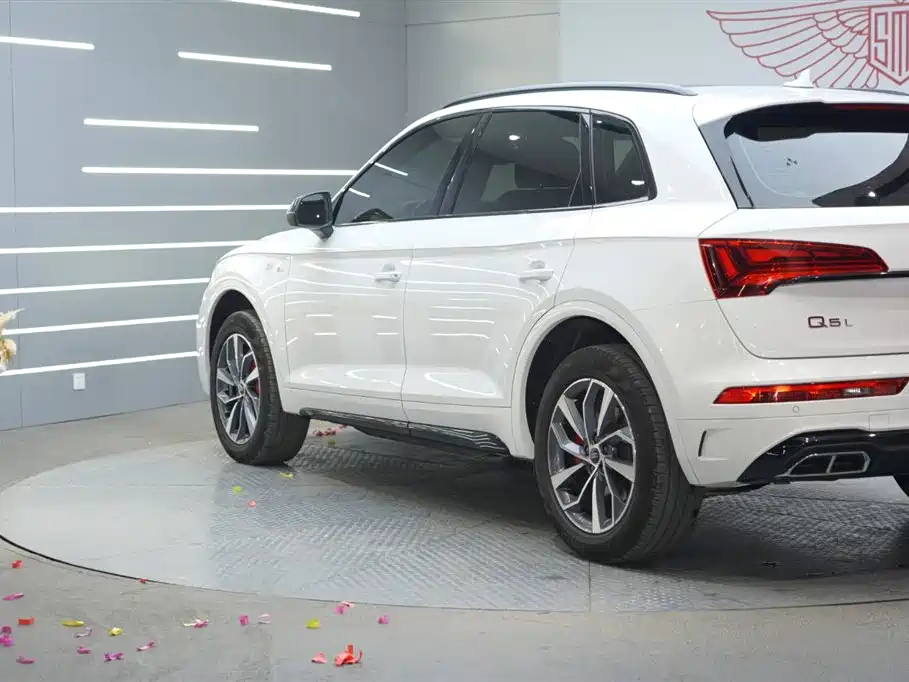 Audi Q5L 2024 40 TFSI luxury and dynamic model купить на сайте DeffCars