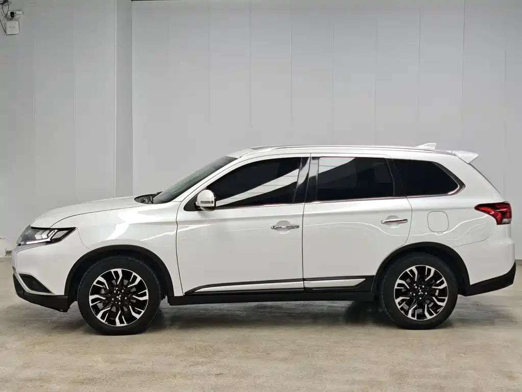 Outlander 2020 2.4L four-wheel drive exclusive version, 5 seats купить на сайте DeffCars