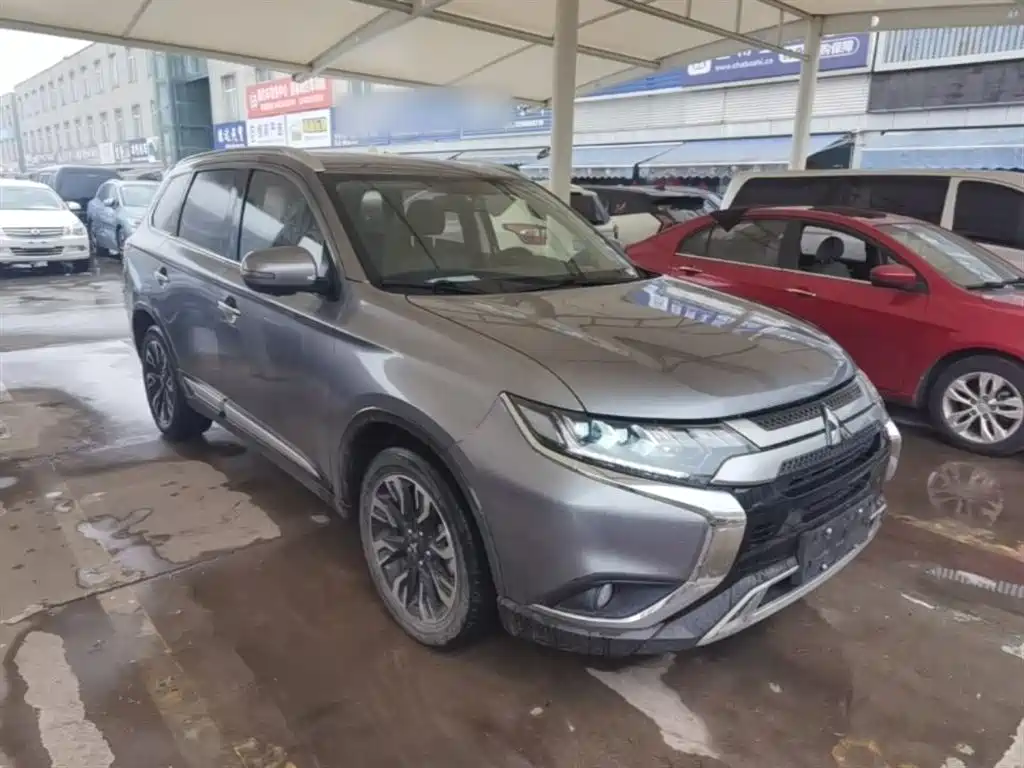 Outlander 2019 2.4L four-wheel drive exclusive version, 7 seats, National VI купить на сайте DeffCars