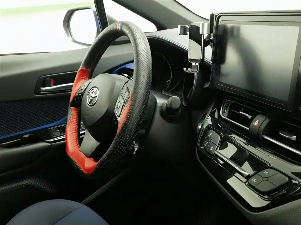 Toyota C-HR 2018 2.0L Leading Sunroof Version National VI купить на сайте DeffCars