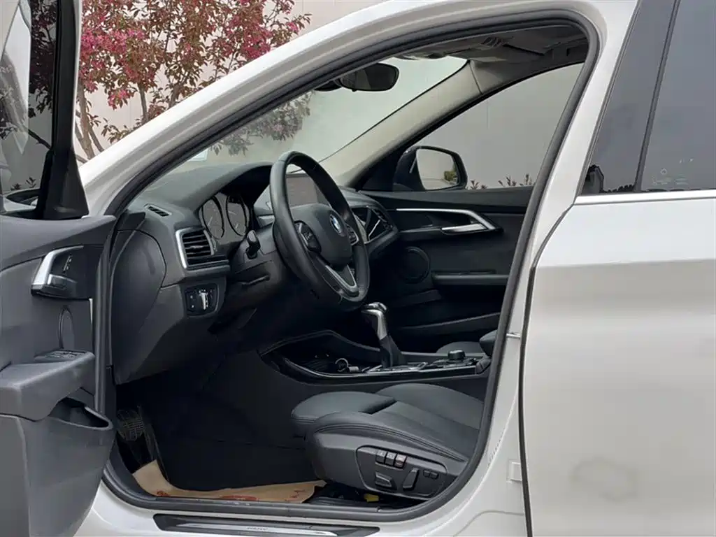BMW 1 Series 2018 facelift 118i sports купить на сайте DeffCars