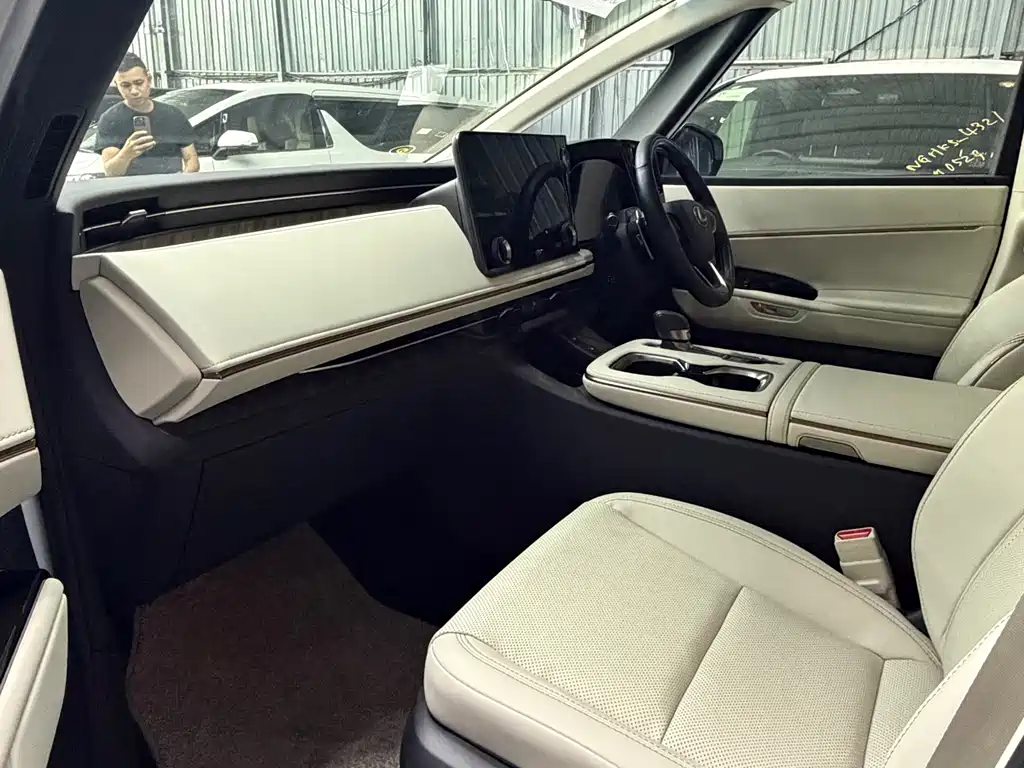 Lexus LM 2025 500h four-seat Royal Edition купить на сайте DeffCars