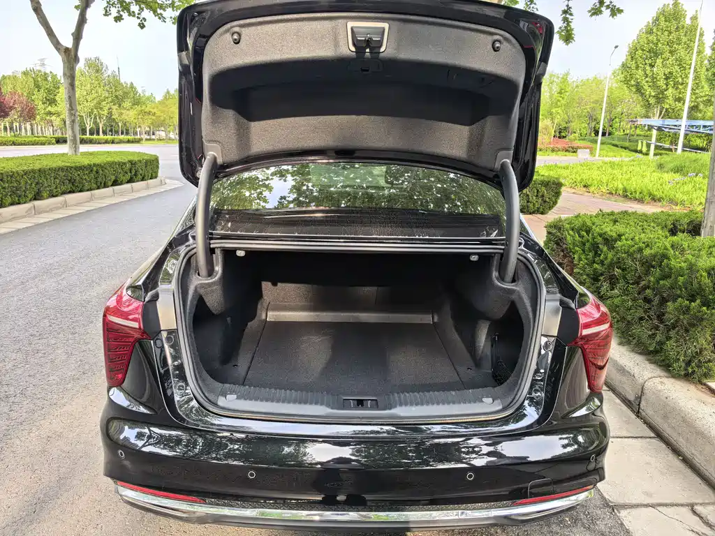 Hongqi H5 2023 2.0T Automatic Intelligent Connected Flag Edition купить на сайте DeffCars