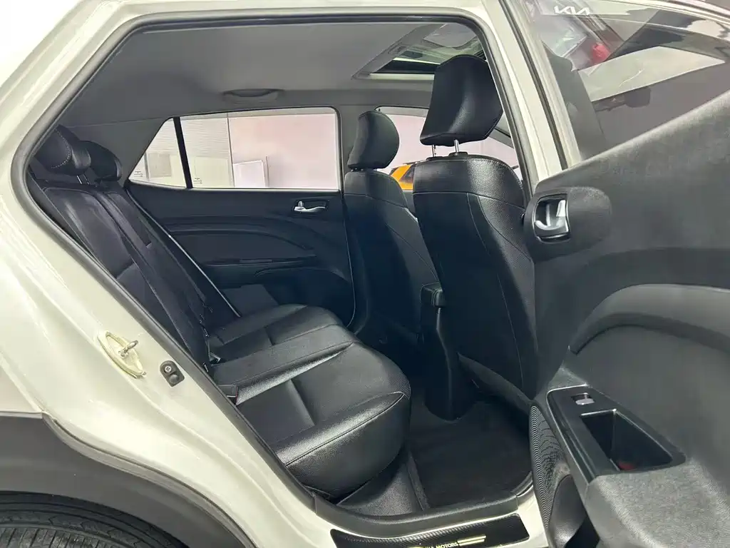 Yipao 2021 1.4L CVT sunroof model купить на сайте DeffCars