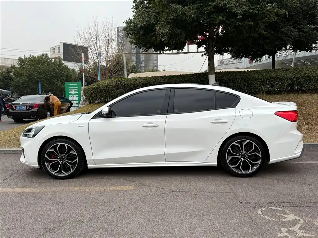 Focus 2021 Sedan EcoBoost 180 Automatic ST Line купить на сайте DeffCars