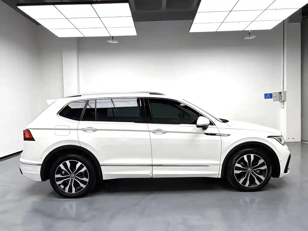 Tiguan L 2022 330TSI automatic two-wheel drive R-Line version купить на сайте DeffCars