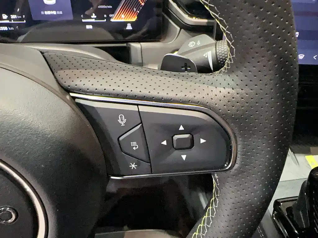 Lynk & Co 03 2023 1.5TD DCT Pro купить на сайте DeffCars