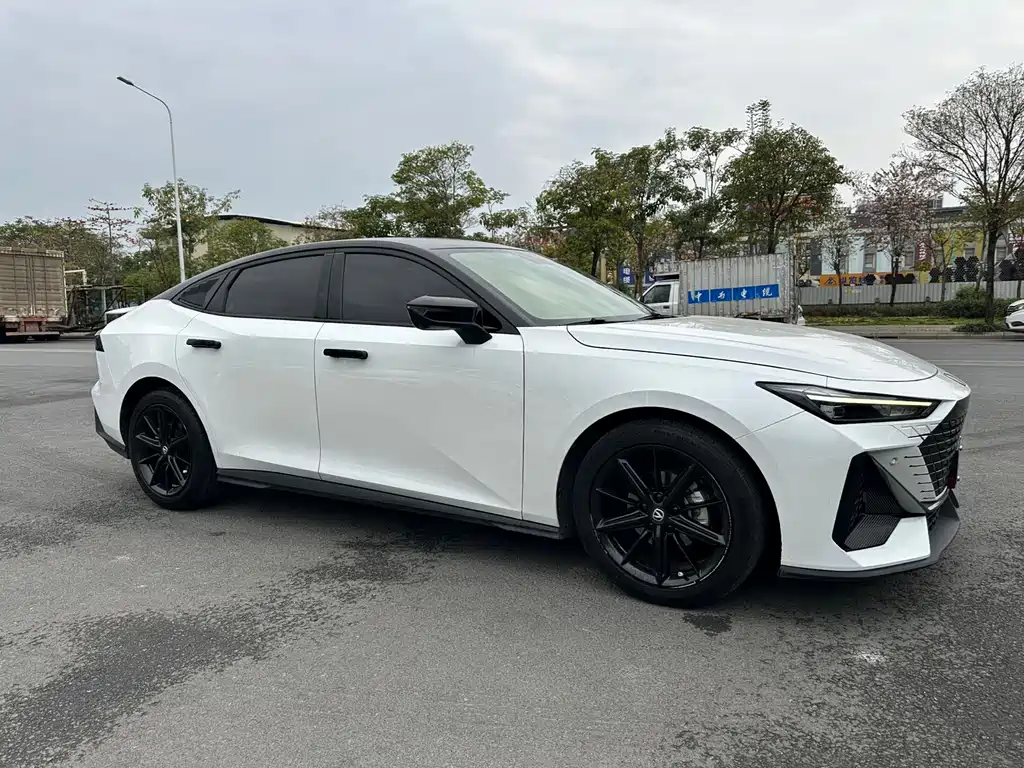 Changan UNI-V 2022 1.5T premium model купить на сайте DeffCars