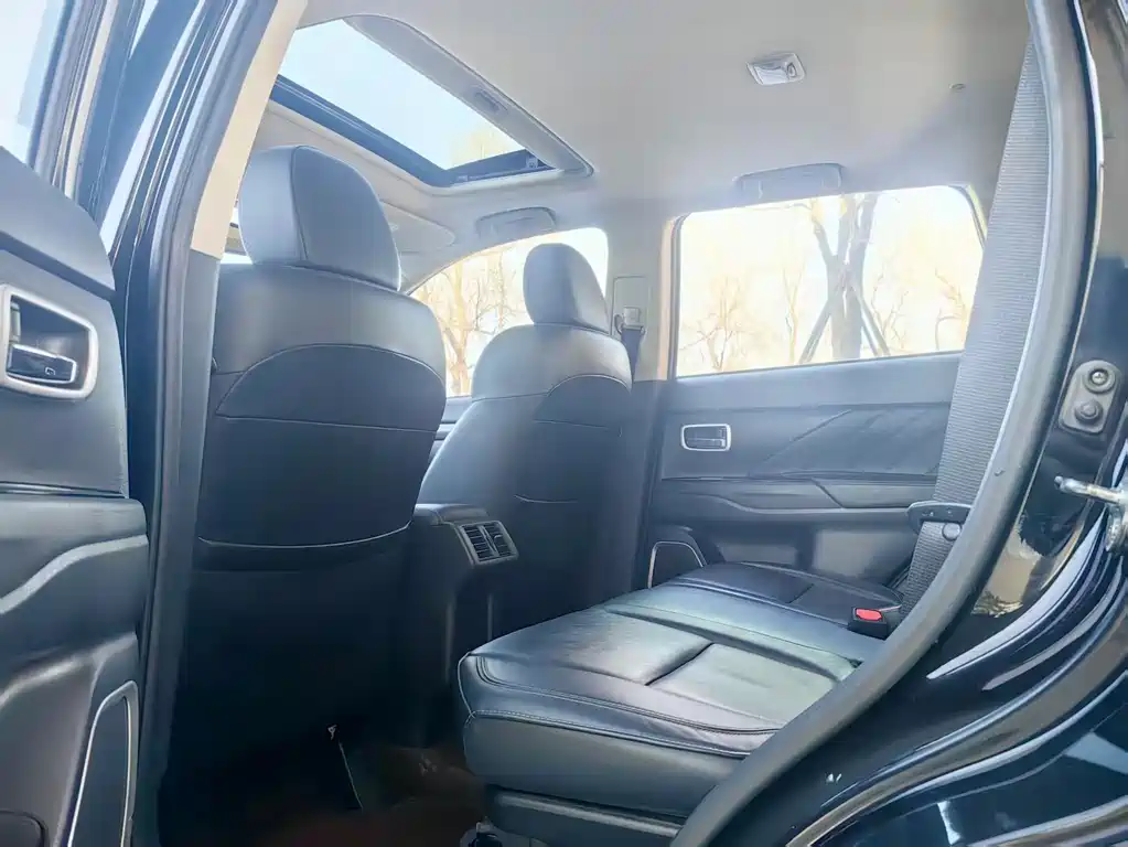 Outlander 2019 2.4L four-wheel drive exclusive version, 5 seats, National VI купить на сайте DeffCars