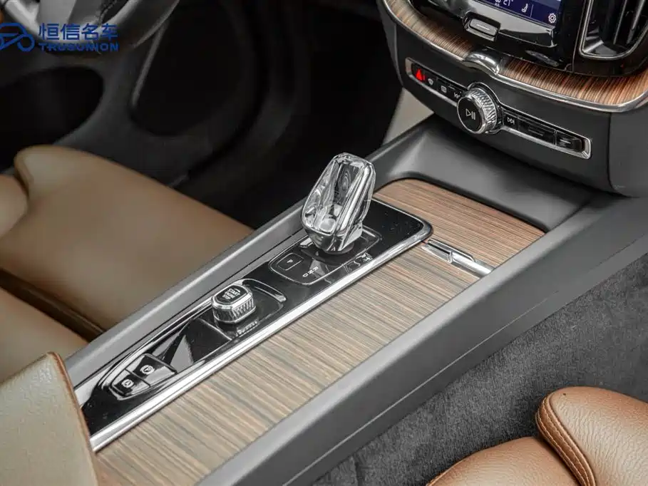 Volvo XC60 2022 B5 four-wheel drive Zhiyuan Deluxe Edition купить на сайте DeffCars