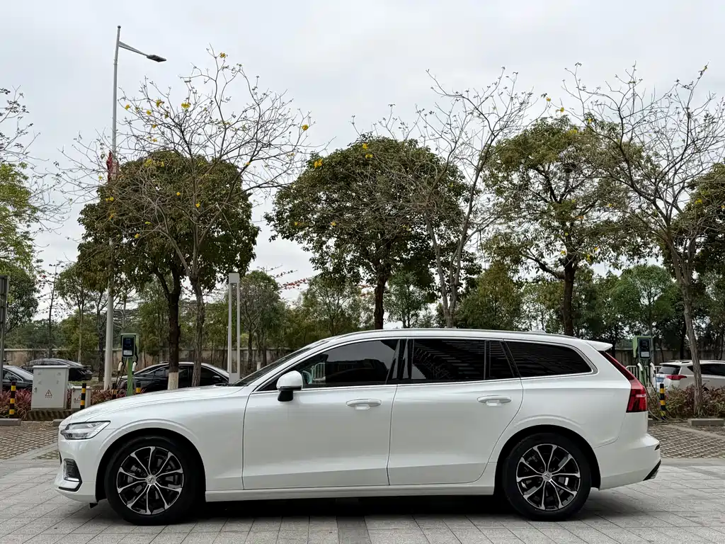 Volvo V60 2020 T4 Zhiyi Luxury Edition купить на сайте DeffCars