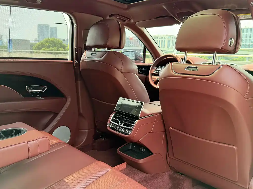 Bentayga 2024 4.0T V8 long wheelbase version купить на сайте DeffCars