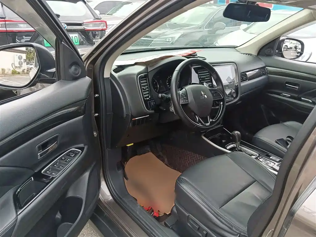 Outlander 2019 2.4L four-wheel drive exclusive version, 7 seats, National V купить на сайте DeffCars