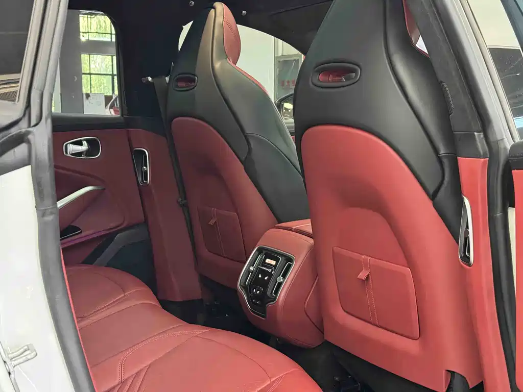 Aston Martin DBX 2023 3.0T STRAIGHT-SIX купить на сайте DeffCars