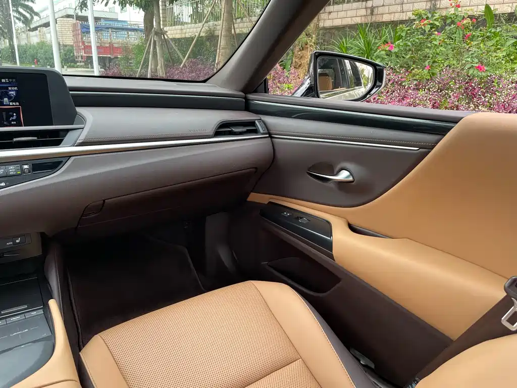 Lexus ES 2020 300h Excellence Edition купить на сайте DeffCars