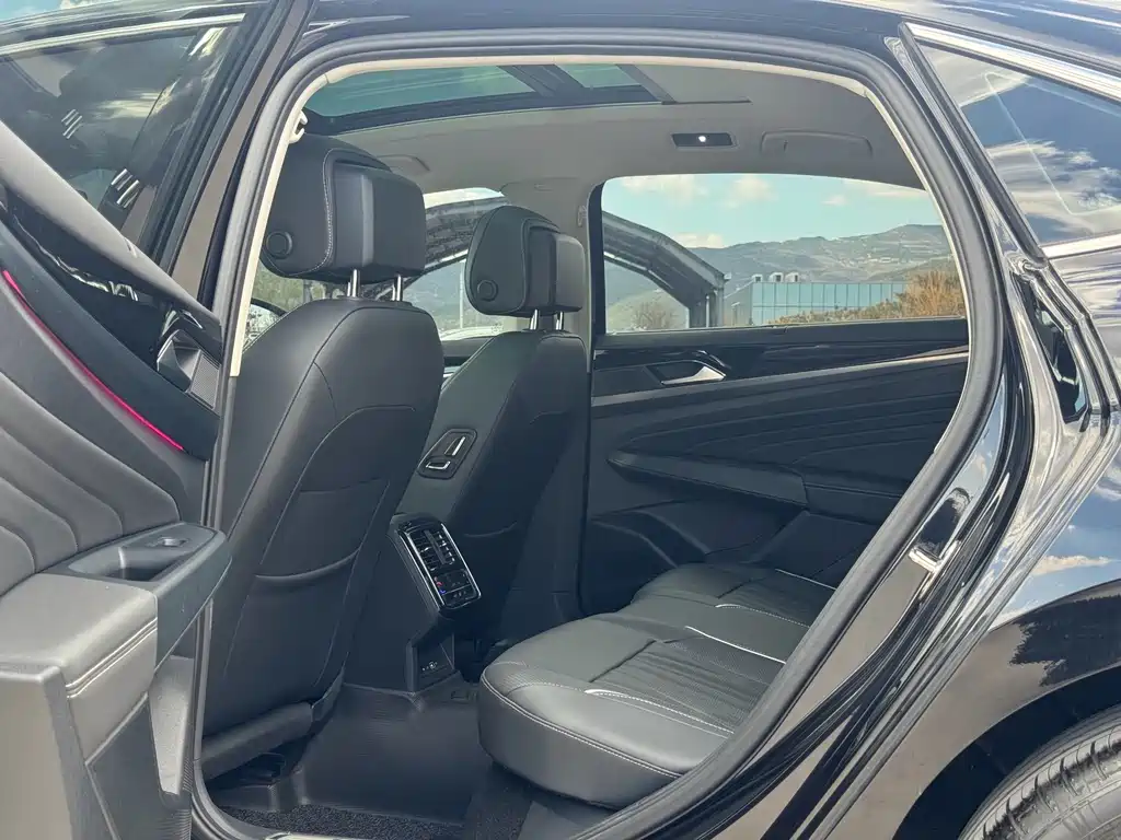 Passat 2023 330TSI Deluxe Edition купить на сайте DeffCars