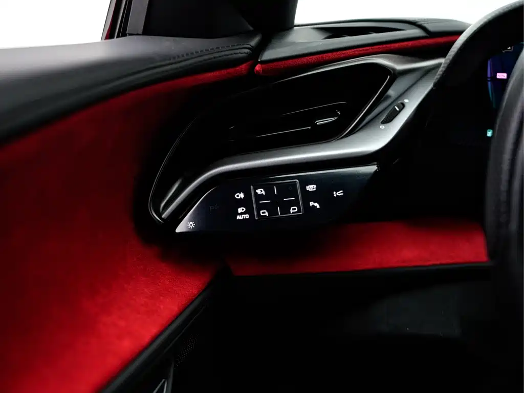 SF90 2020 3.9T V8 Stradale купить на сайте DeffCars