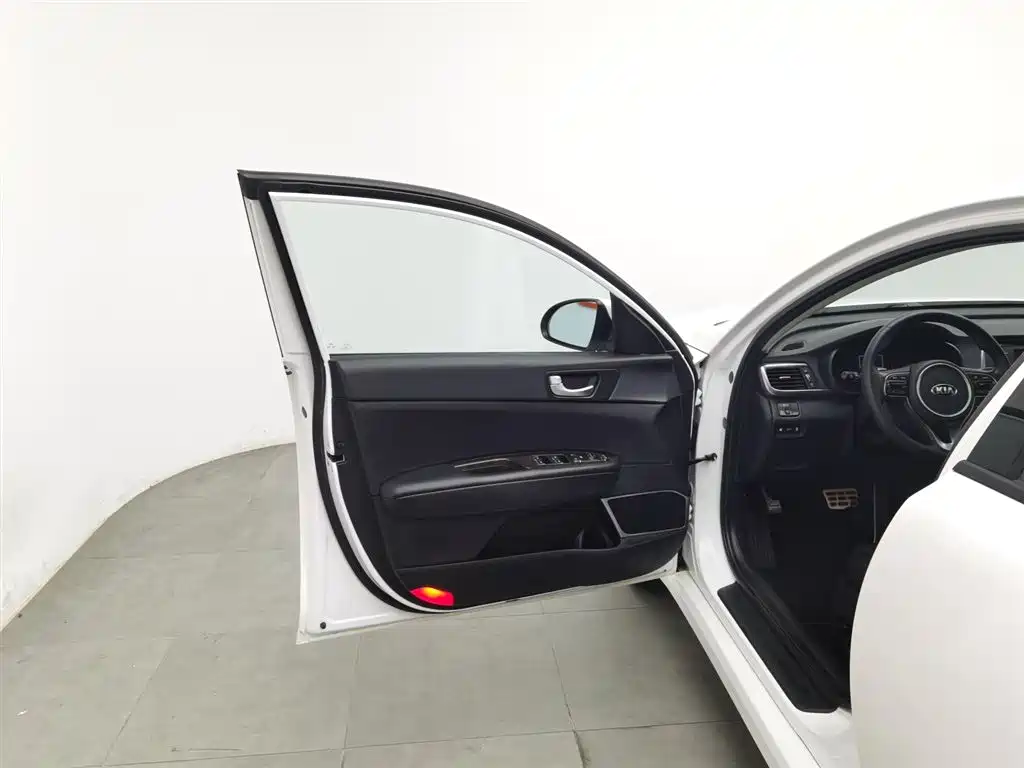 Kia K5 2016 2.0L automatic LUX купить на сайте DeffCars