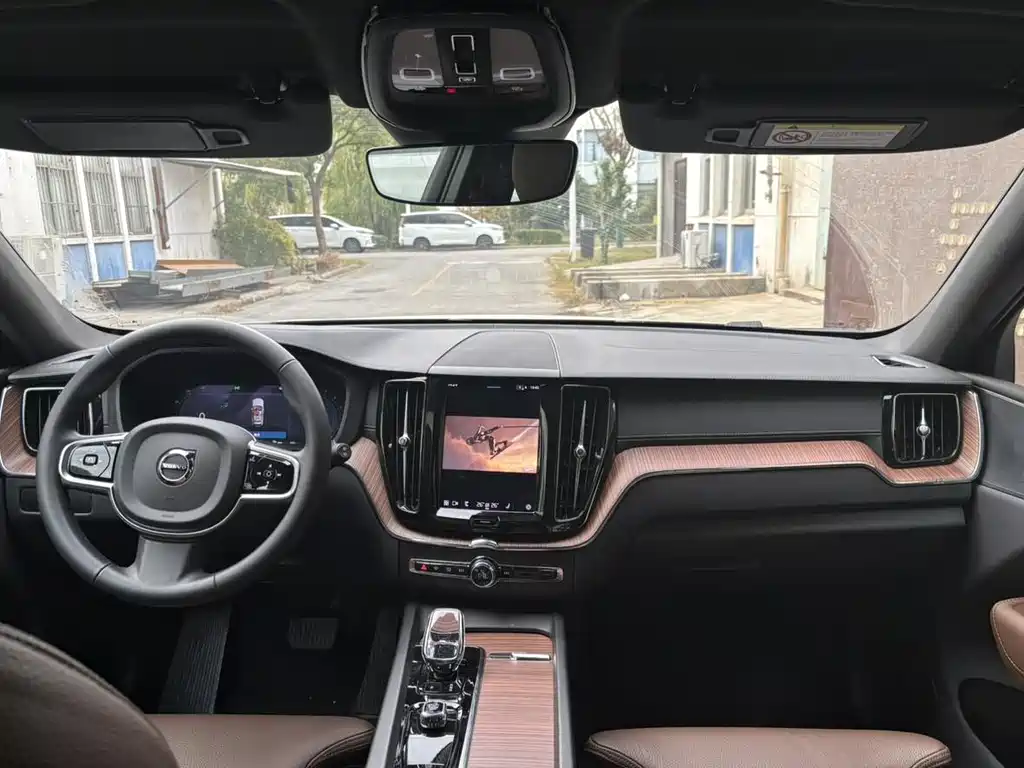 Volvo XC60 2025 B5 four-wheel drive Zhiyuan luxury version купить на сайте DeffCars