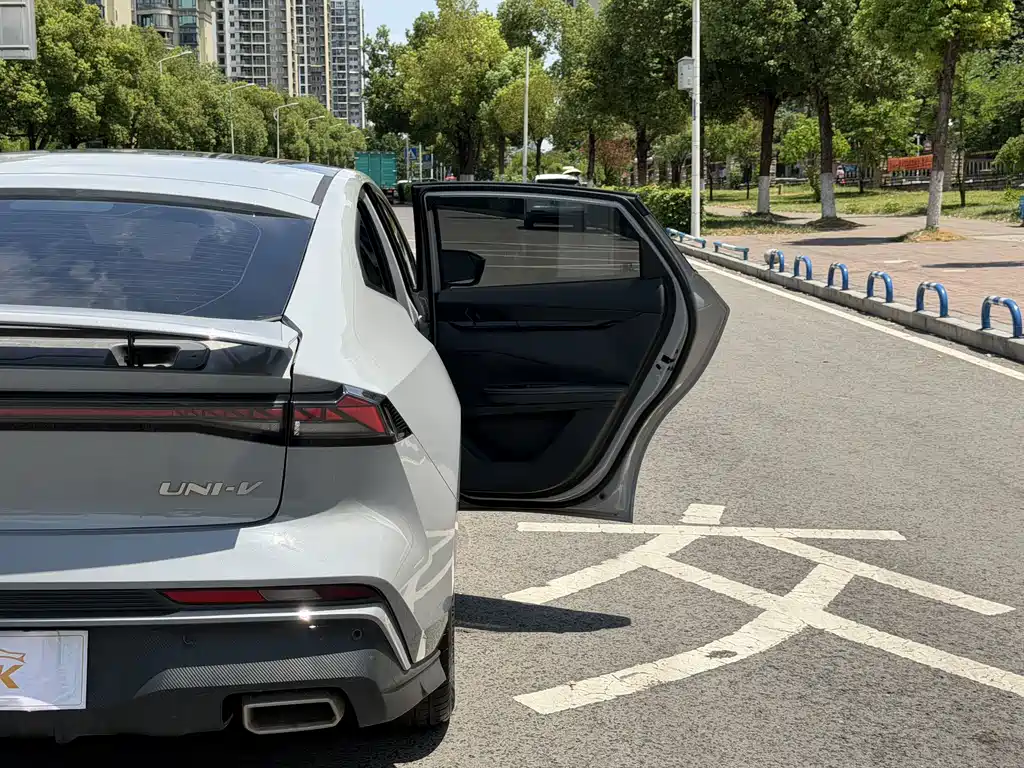 Changan UNI-V 2024 1.5T Premium купить на сайте DeffCars