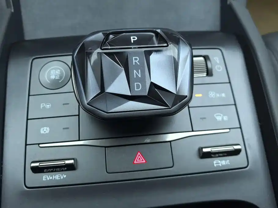 Qin L 2025 DM-i Smart Driving Edition 120KM Transcendent Type купить на сайте DeffCars