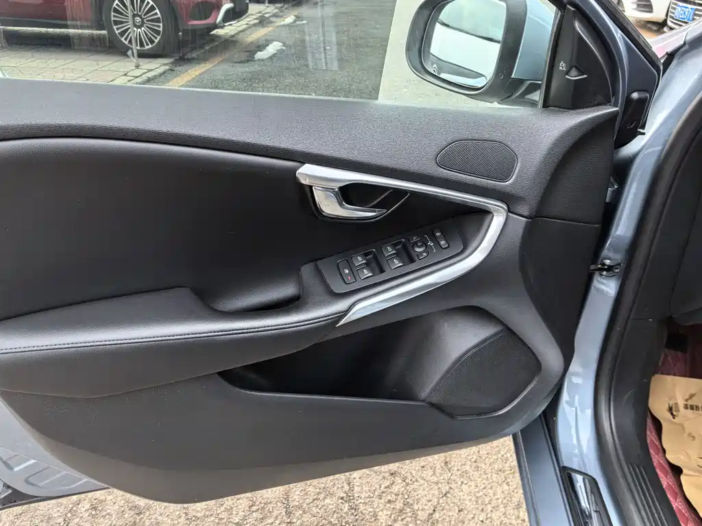 Volvo V40 2018 T3 Zhiya Edition купить на сайте DeffCars