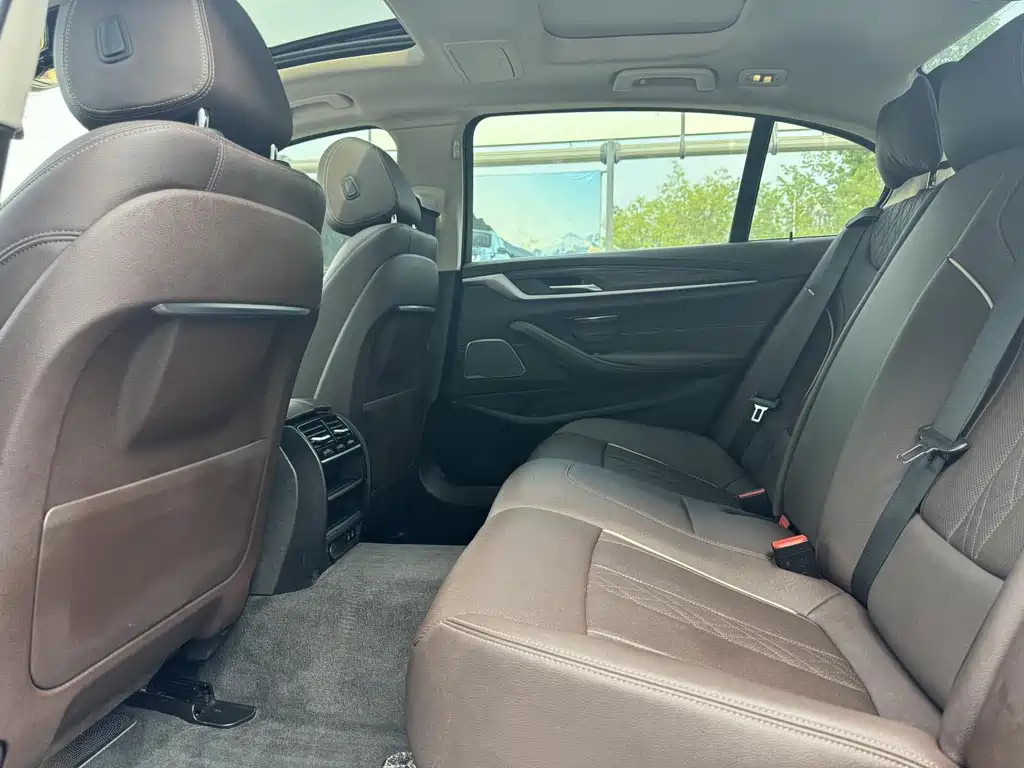 BMW 5 Series 2023 530Li Leading Luxury Package купить на сайте DeffCars