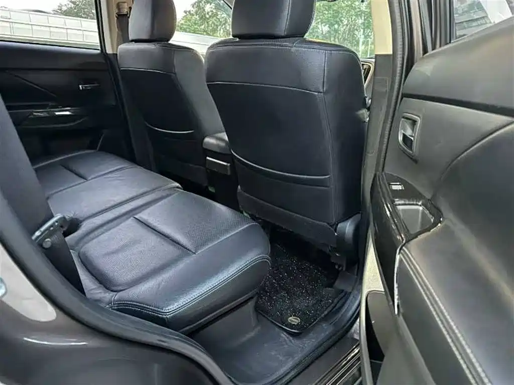 Outlander 2016 2.4L four-wheel drive luxury version 7 seats купить на сайте DeffCars